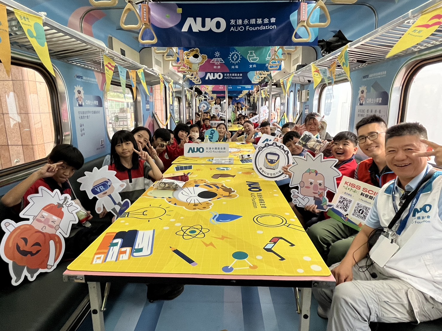 88858cc永利永續基金會參與「臺灣科普環島列車」，設計基礎科學車廂課程，以「淨零碳排和永續能源」為主題，讓學生透過創意實驗認識淨零知識，以及思考生活中的減碳行為