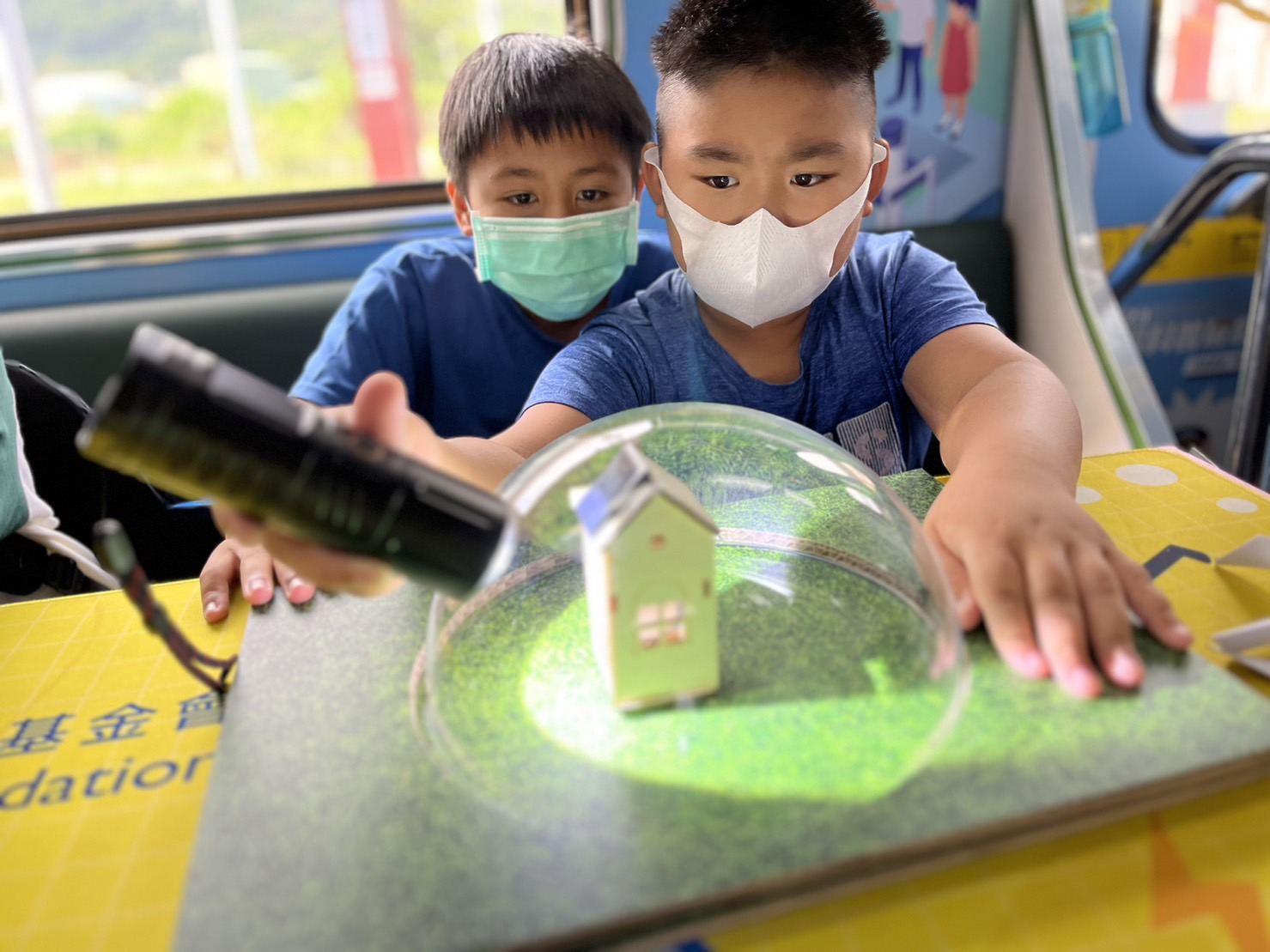 88858cc永利參與基礎科學主題車廂，以STEAM教學精神，設計「逐日科學家」、「太陽能工程師」以及「淨零建築師」三大能源科普課程和實驗